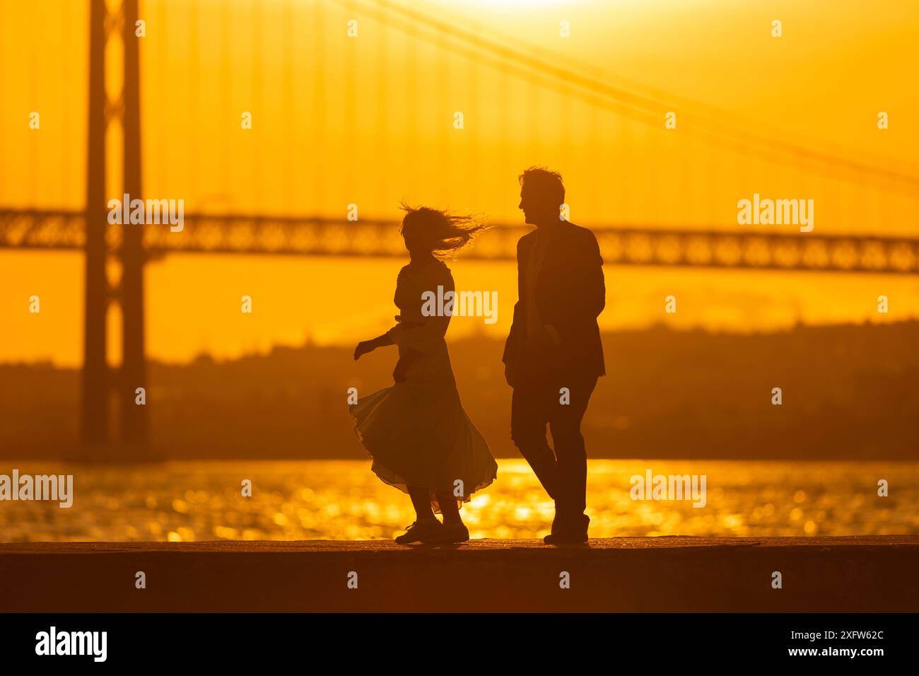 Couple dancing sunset bridge hi-res stock photography and images - Alamy