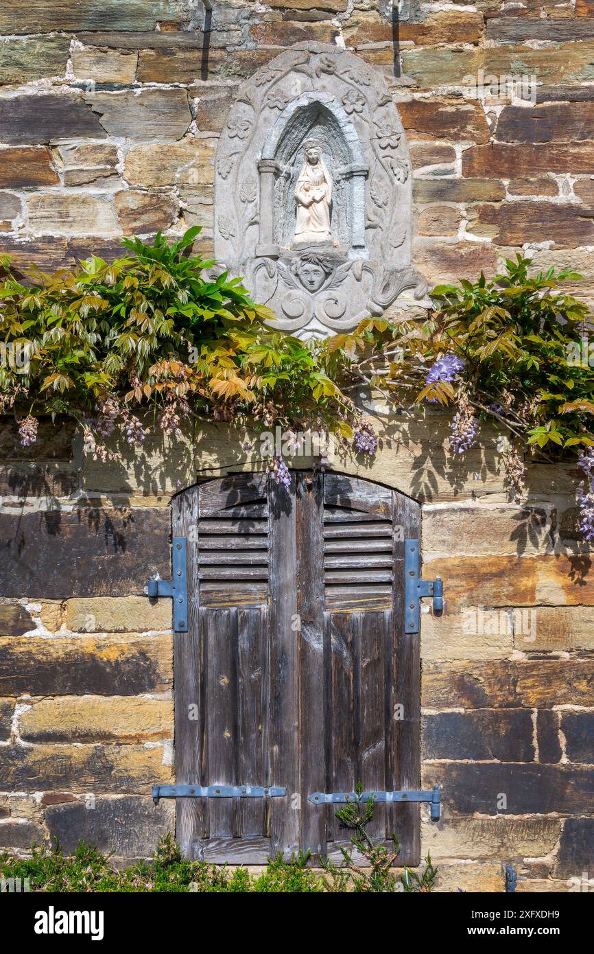 Old Virgin Mary statue in a small niche in the wall of an old house in Lannion, Côtes-d'Armor, Brittany, France Stock Photo