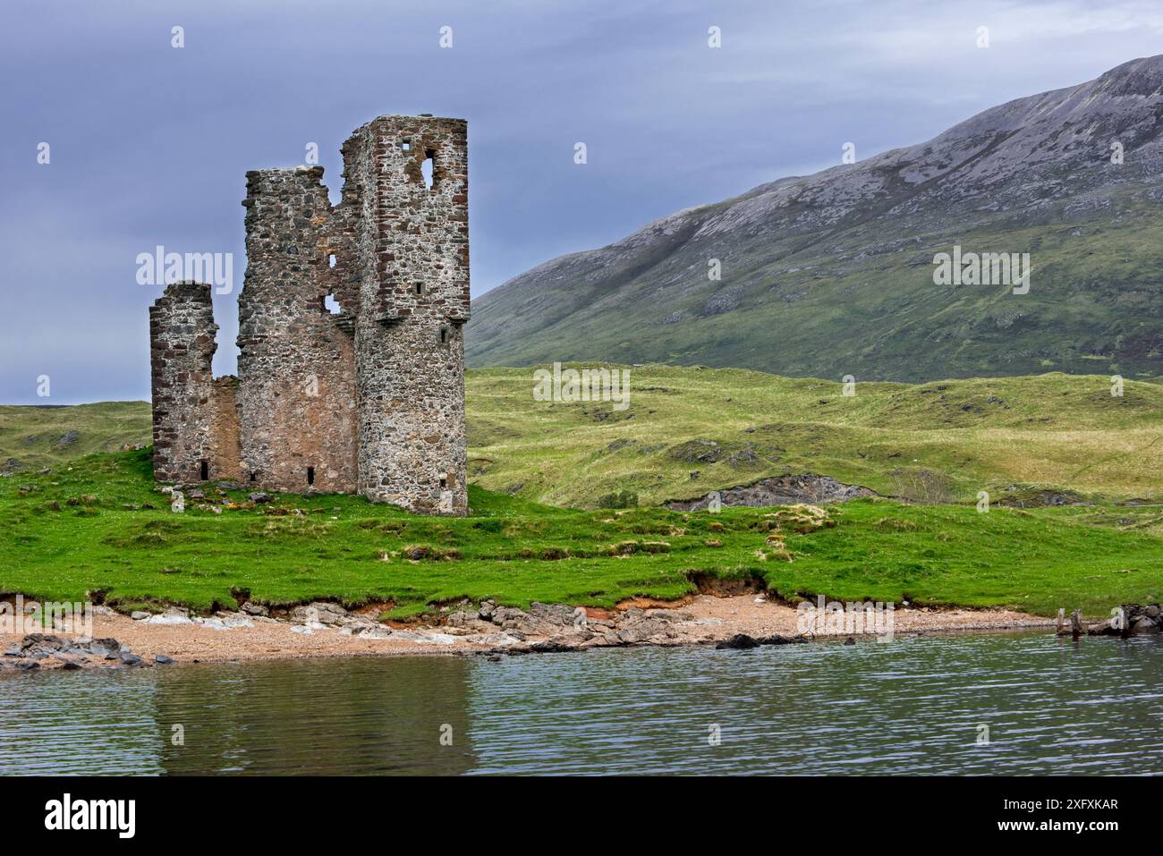 16th century Ardvreck Castle ruin at Loch Assynt in the Scottish Highlands, Sutherland, Scotland, UK, May 2017 Stock Photo