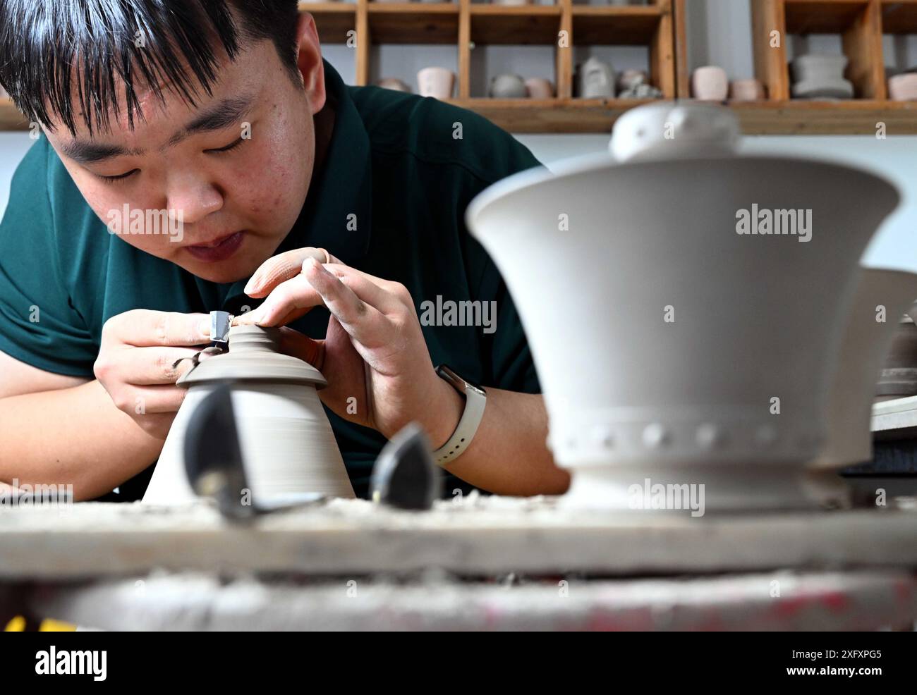 Jun Making (240705) -- YUZHOU, July 5, 2024 (Xinhua) -- A staff member makes a ...