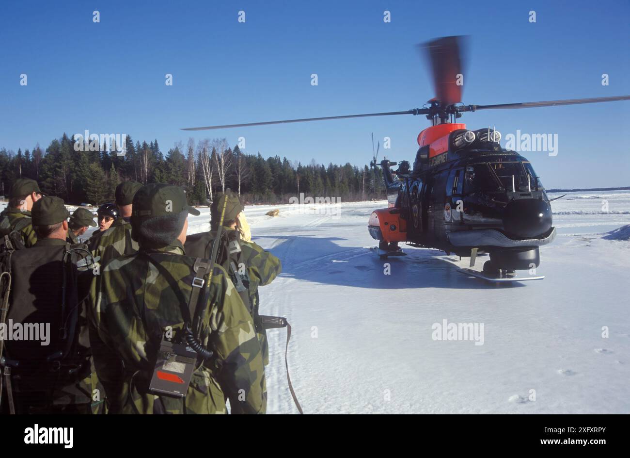 Army soldiers helicopter hi-res stock photography and images - Alamy