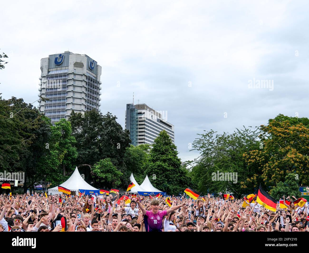 Frankfurt, Germany. July 5, 2024. Fans schauen das Spiel Spanien gegen