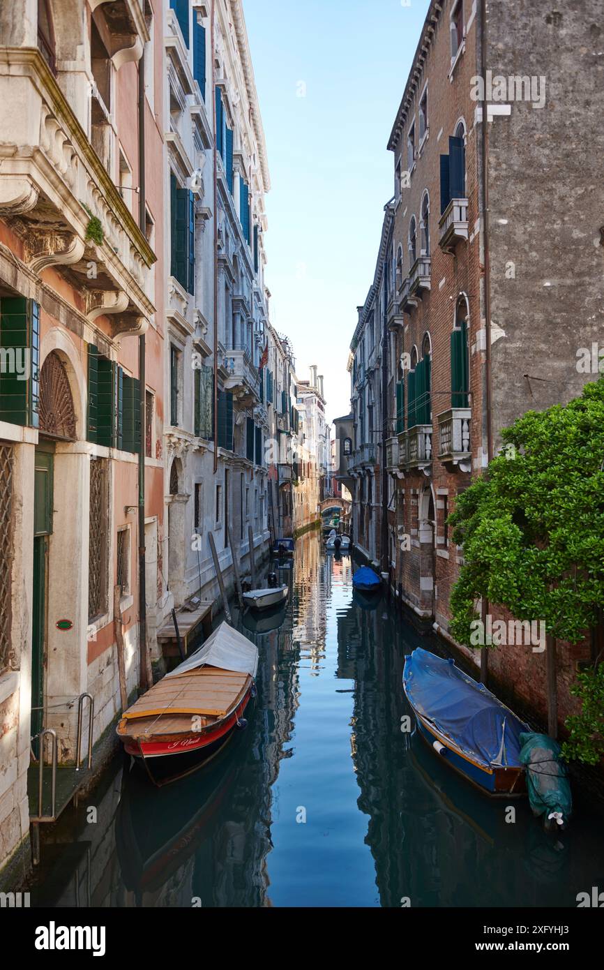 Narrow canal boats hi-res stock photography and images - Alamy