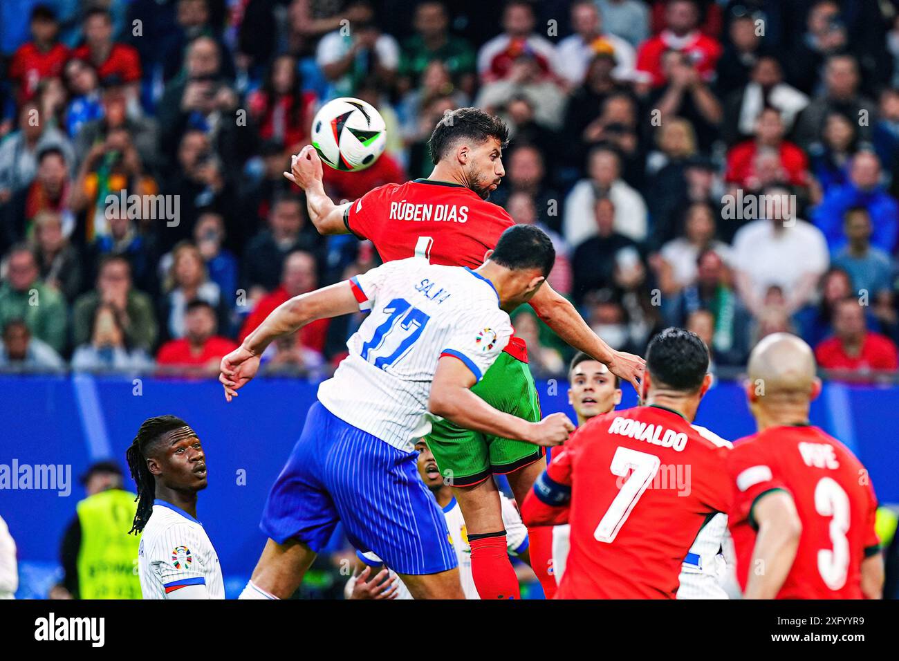 Kopfballduell/Luftzweikampf William Saliba (Frankreich, 17), Ruben Dias (Portugal, 04) GER