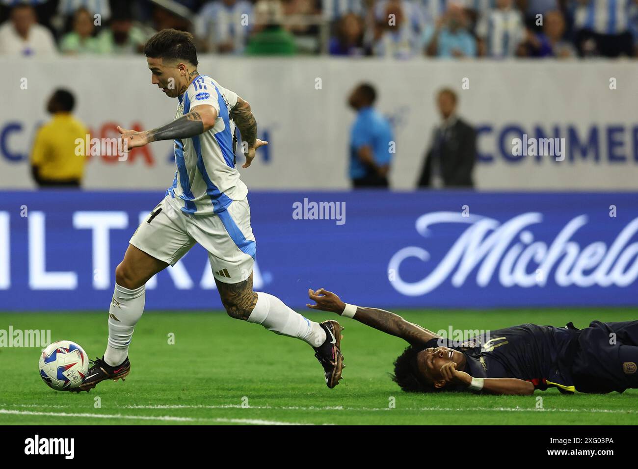 Argentina's midfielder Enzo Fernandez (L) controls the ball past ...