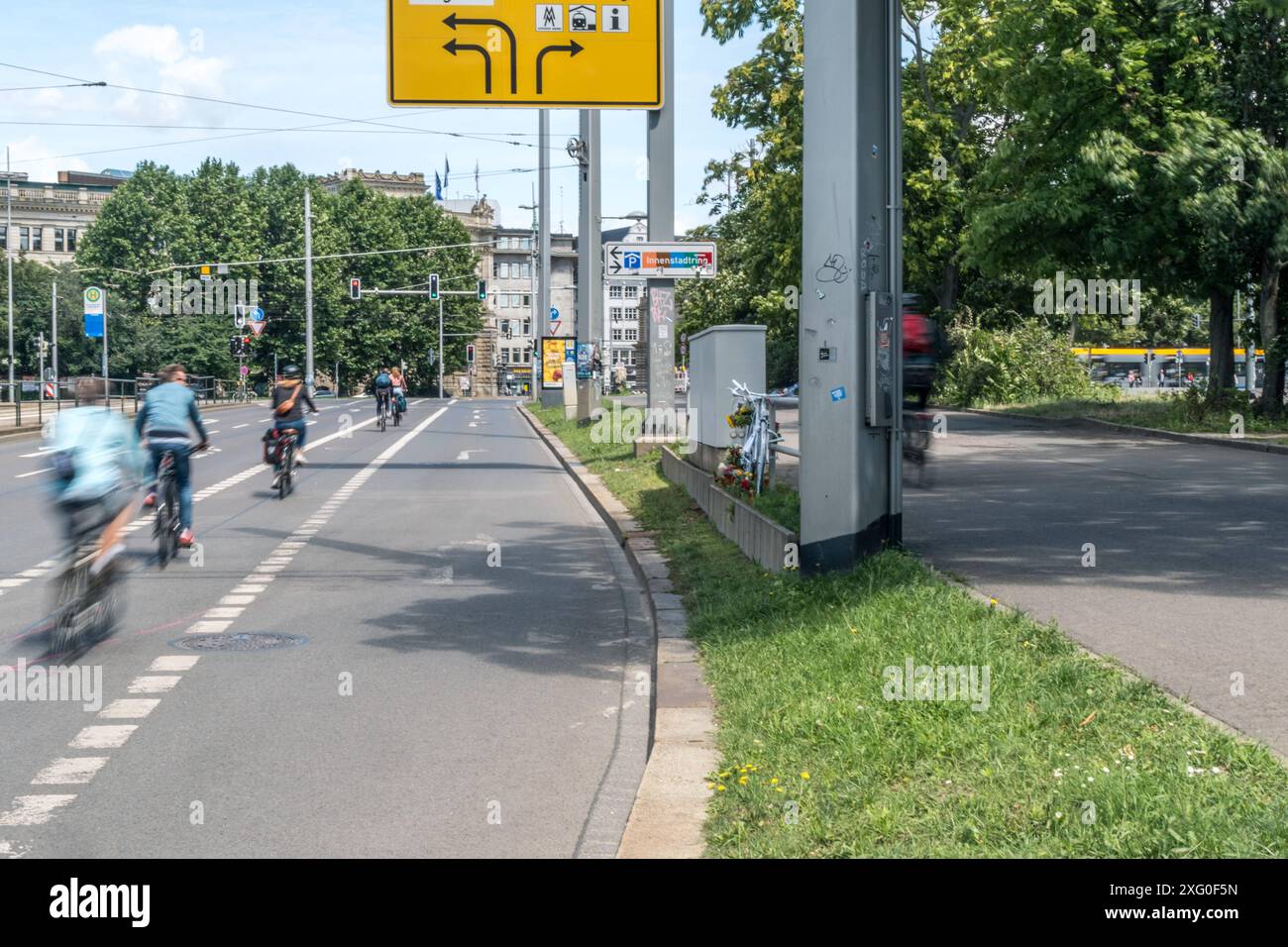 Eine Radfahrerin starb am 4. Juli 2024 am Leipziger Wilhelm Leuschner Platz als eine LKW Fahrerin die Radspur zur Abbiegespur kreuzen musste und die Radfahrerin übersah. Am Tag nach dem Unfall legten Personen an der Unfallstelle Kerzen und Blumen nieder. Ein weißes Fahrrad wurde zur Mahnung und Erinnerung aufgestellt Gedenken Radfahrerin *** A cyclist died on July 4, 2024 at Wilhelm Leuschner Platz in Leipzig when a truck driver had to cross the bike lane to the turning lane and overlooked the cyclist The day after the accident, people laid candles and flowers at the scene of the accident A wh Stock Photo