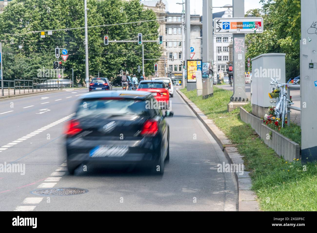 Eine Radfahrerin starb am 4. Juli 2024 am Leipziger Wilhelm Leuschner Platz als eine LKW Fahrerin die Radspur zur Abbiegespur kreuzen musste und die Radfahrerin übersah. Am Tag nach dem Unfall legten Personen an der Unfallstelle Kerzen und Blumen nieder. Ein weißes Fahrrad wurde zur Mahnung und Erinnerung aufgestellt Gedenken Radfahrerin *** A cyclist died on July 4, 2024 at Wilhelm Leuschner Platz in Leipzig when a truck driver had to cross the bike lane to the turning lane and overlooked the cyclist The day after the accident, people laid candles and flowers at the scene of the accident A wh Stock Photo