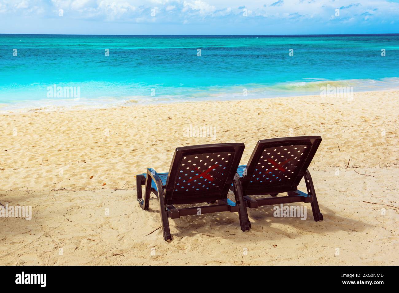 Beautiful caribbean beach chaise hi-res stock photography and images ...