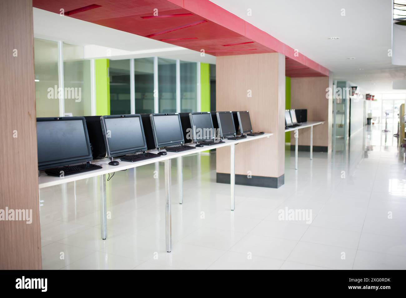 School computer lab room hi-res stock photography and images - Alamy