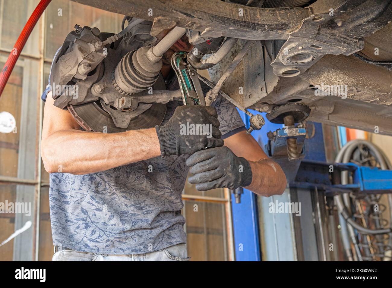 Garage lift hi-res stock photography and images - Alamy