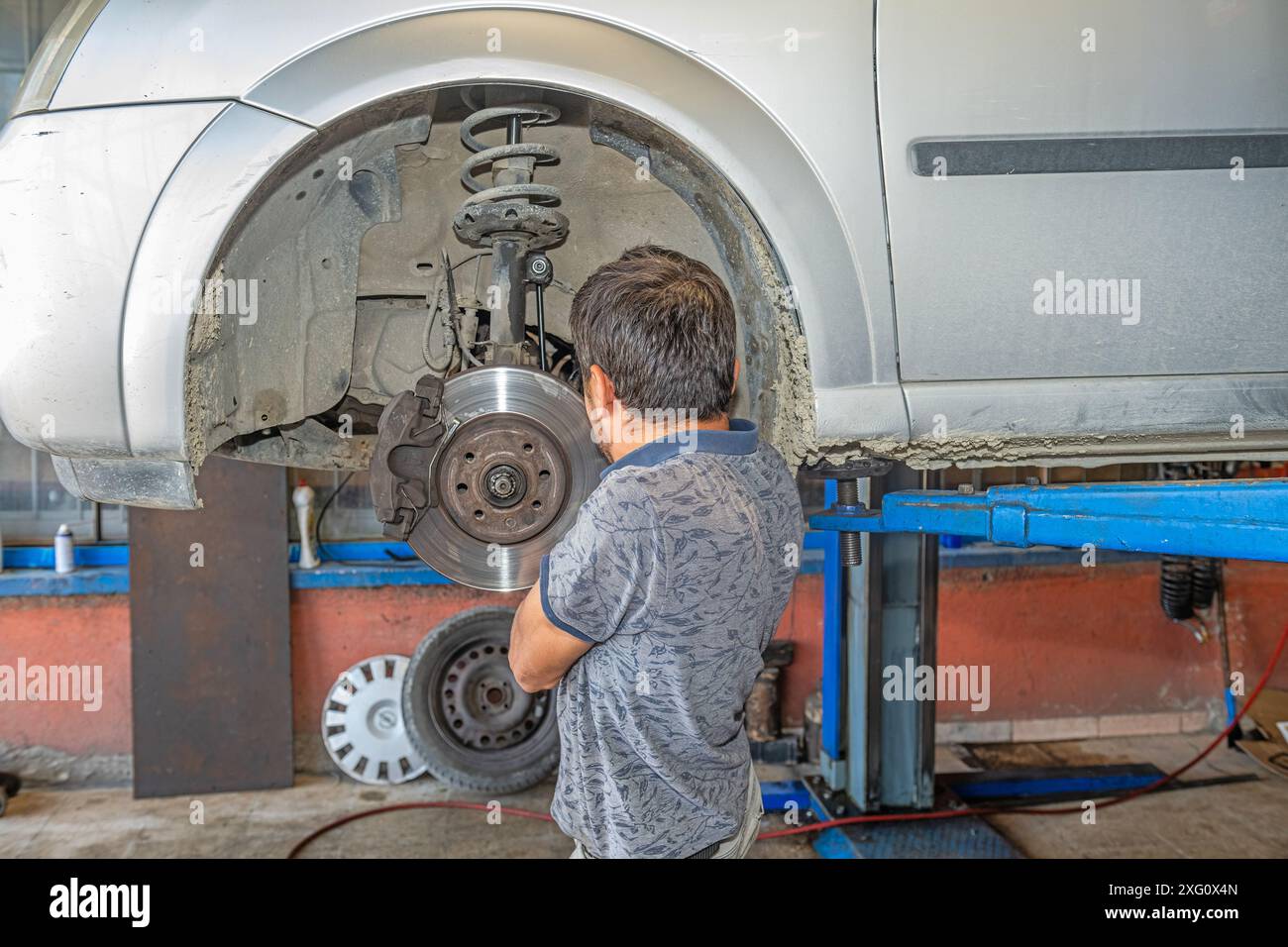 Garage lift hi-res stock photography and images - Alamy
