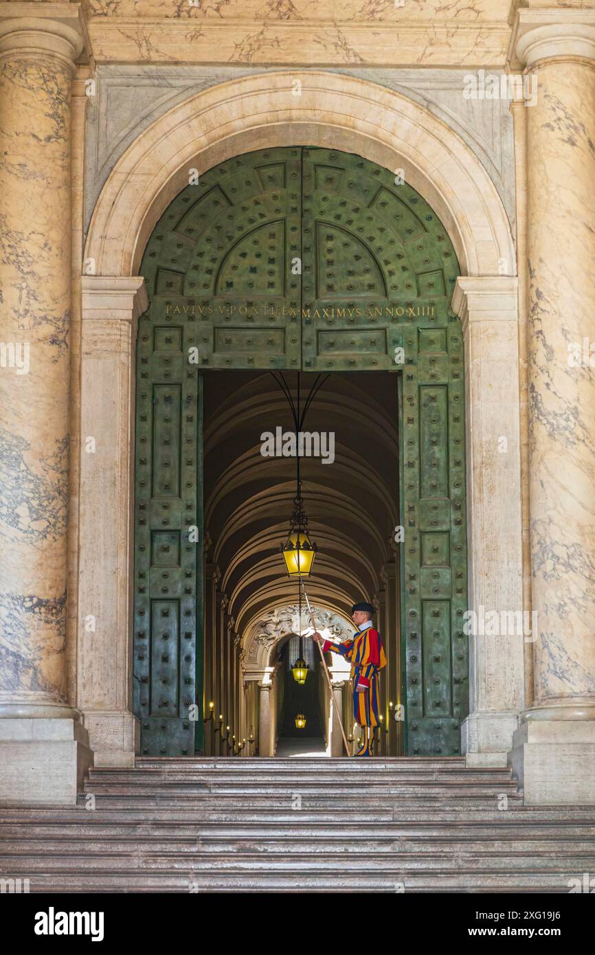 Swiss guard standing at the bronze door of the Apostolic Palace II Stock Photo