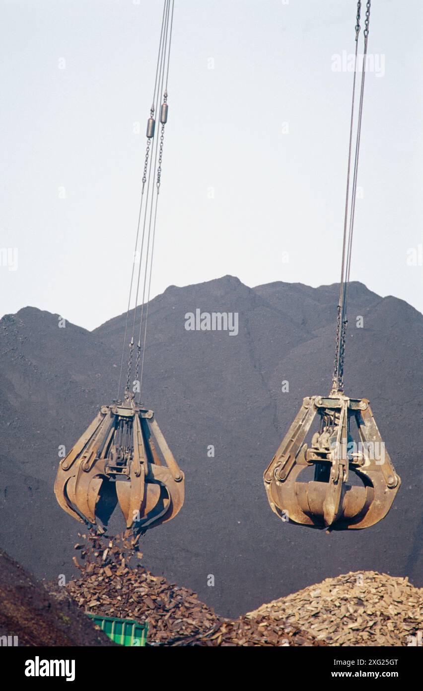 Unloading scrap metal hi-res stock photography and images - Alamy