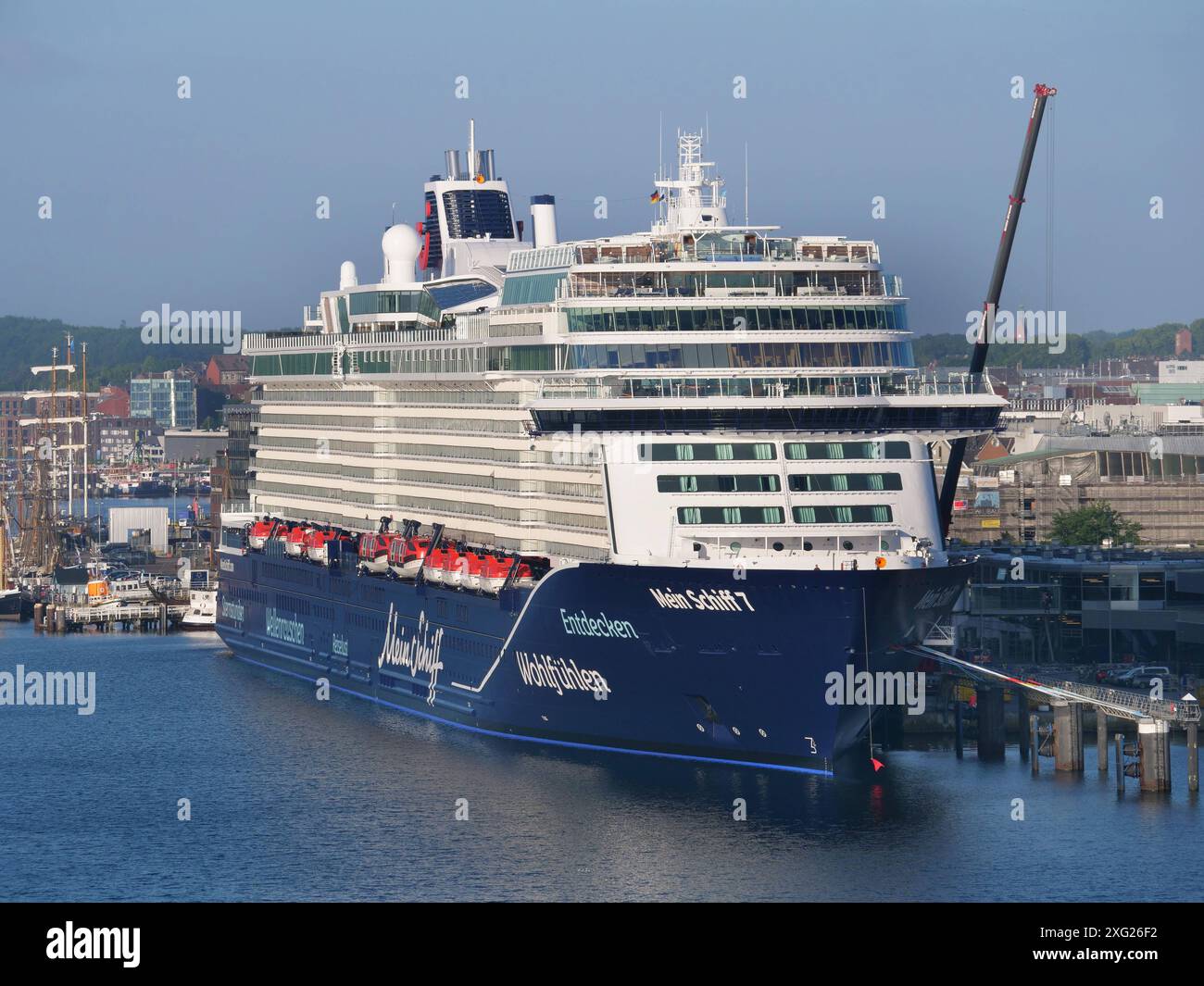  Kreuzfahrt-Mein Schiff 7 im Hafen von Kiel am Ostseekai. Kreuzfahrt Motiv 