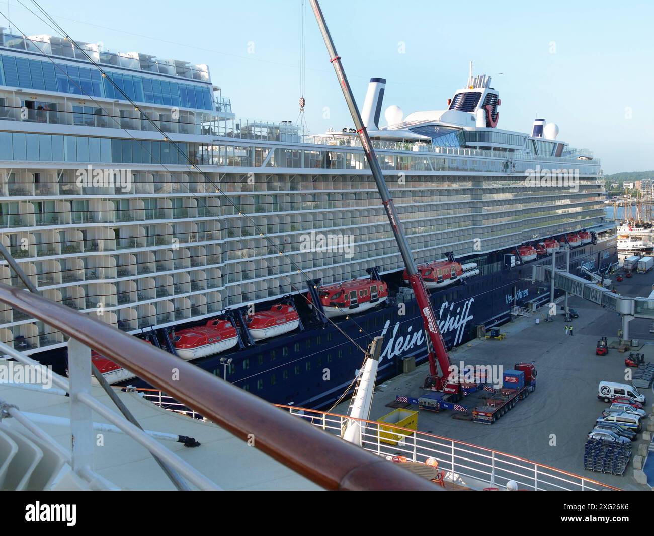  Kreuzfahrt-Mein Schiff 7 im Hafen von Kiel am Ostseekai. Kreuzfahrt Illustration 
