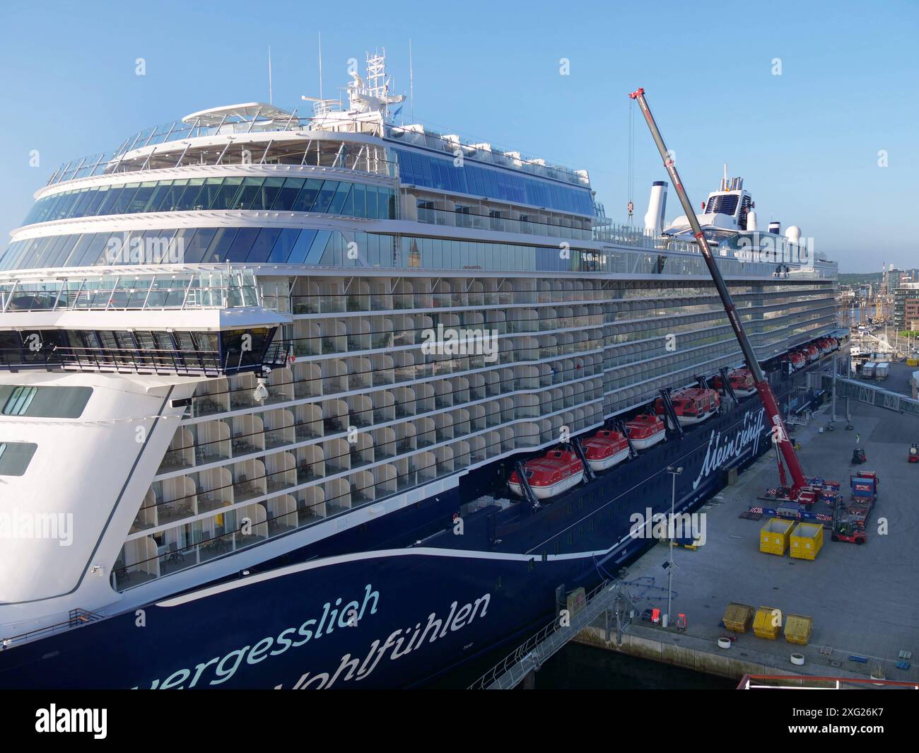  Foto zu Kreuzfahrt-Mein Schiff 7 im Hafen von Kiel am Ostseekai. Kreuzfahrt 