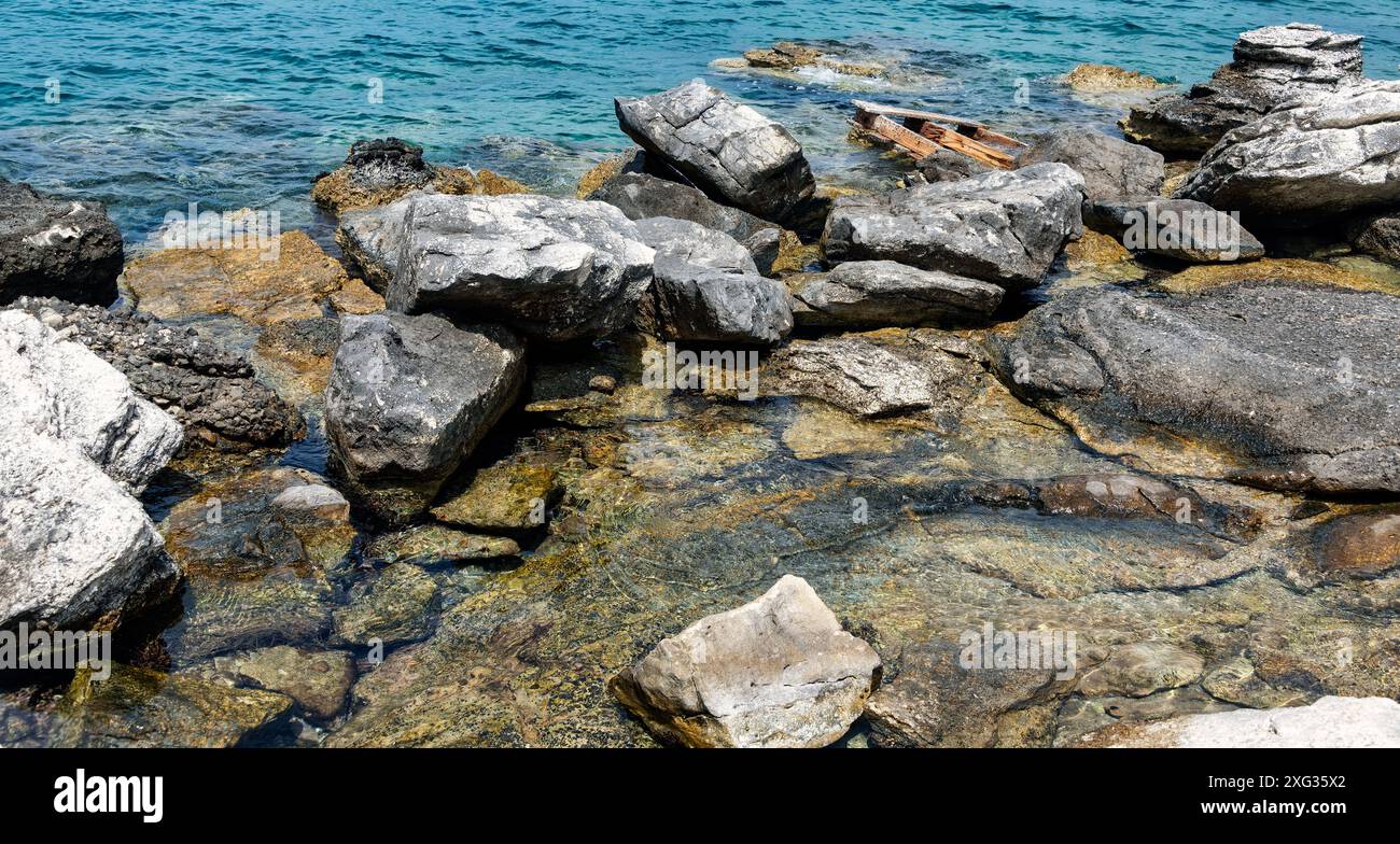 Steine im Hafenbecken von Gaios auf Paxos Stock Photo