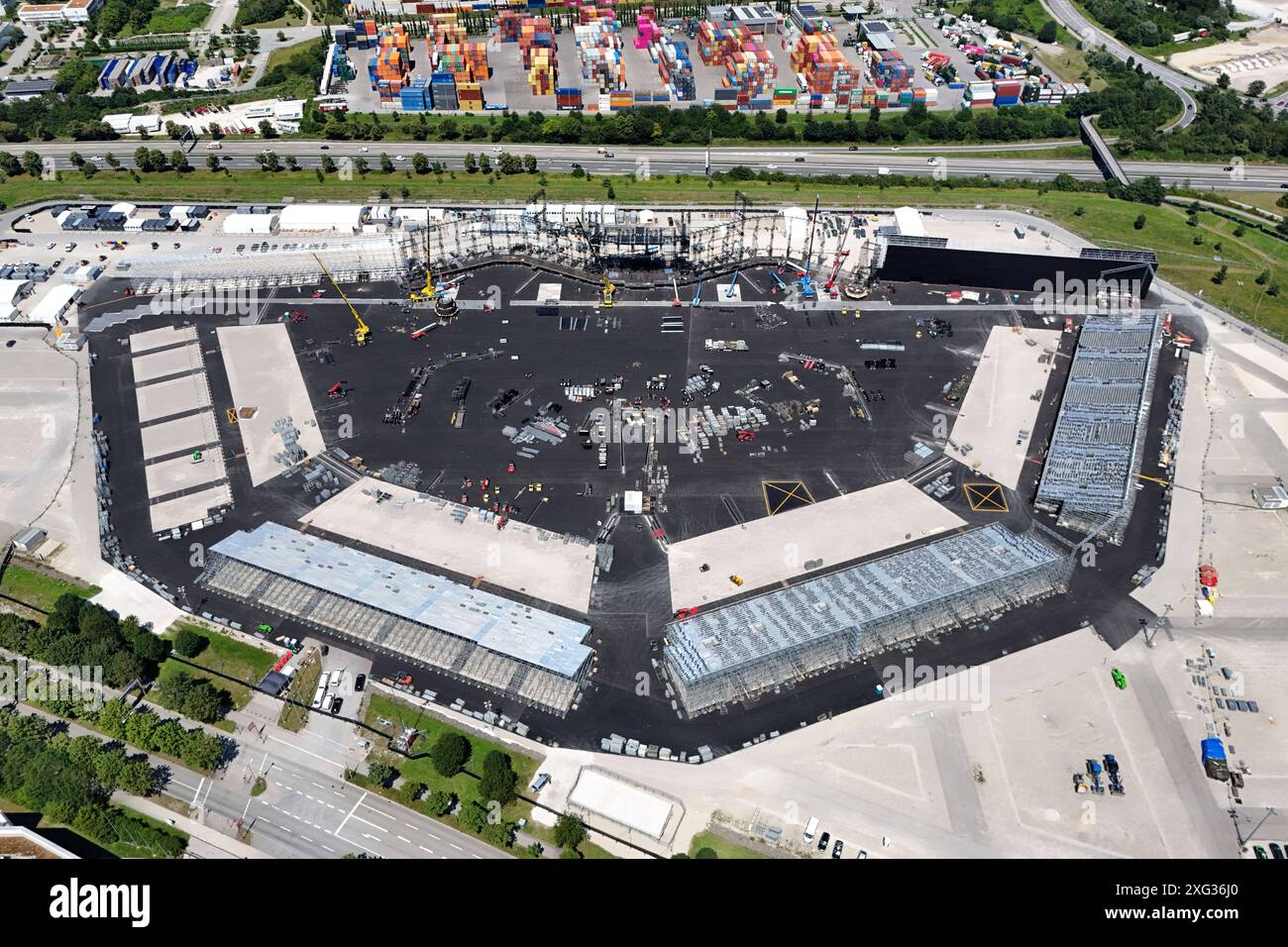 Aufbau einer riesigen Open Air Arena fuer die Europa Konzerte von Adele im August Auf dem