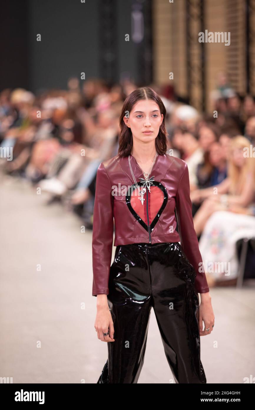 Berlin,Germany, 2. Juli, 2024,	Model präsentiert auf dem Catwalk die besten Graduiertenkollektionen der aufstrebenden Designer, Felix Wolf/ 17�Թ����� Live Stock Photo