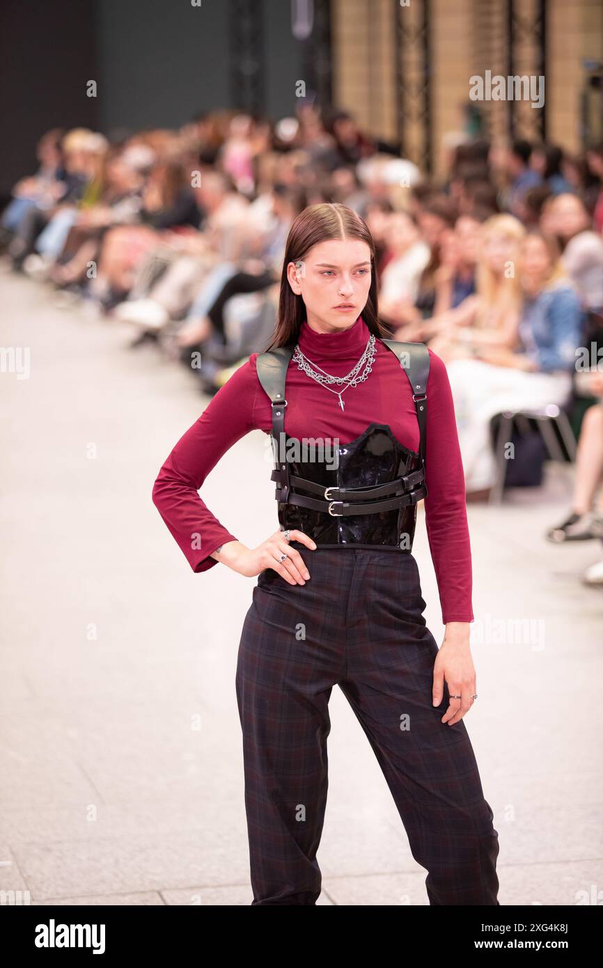 Berlin,Germany, 2. Juli, 2024,	Model präsentiert auf dem Catwalk die besten Graduiertenkollektionen der aufstrebenden Designer, Felix Wolf/ 17�Թ����� Live Stock Photo