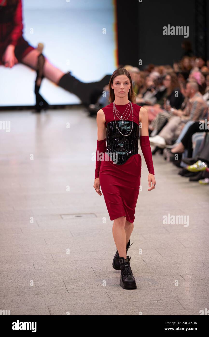 Berlin,Germany, 2. Juli, 2024,	Model präsentiert auf dem Catwalk die besten Graduiertenkollektionen der aufstrebenden Designer, Felix Wolf/ 17�Թ����� Live Stock Photo