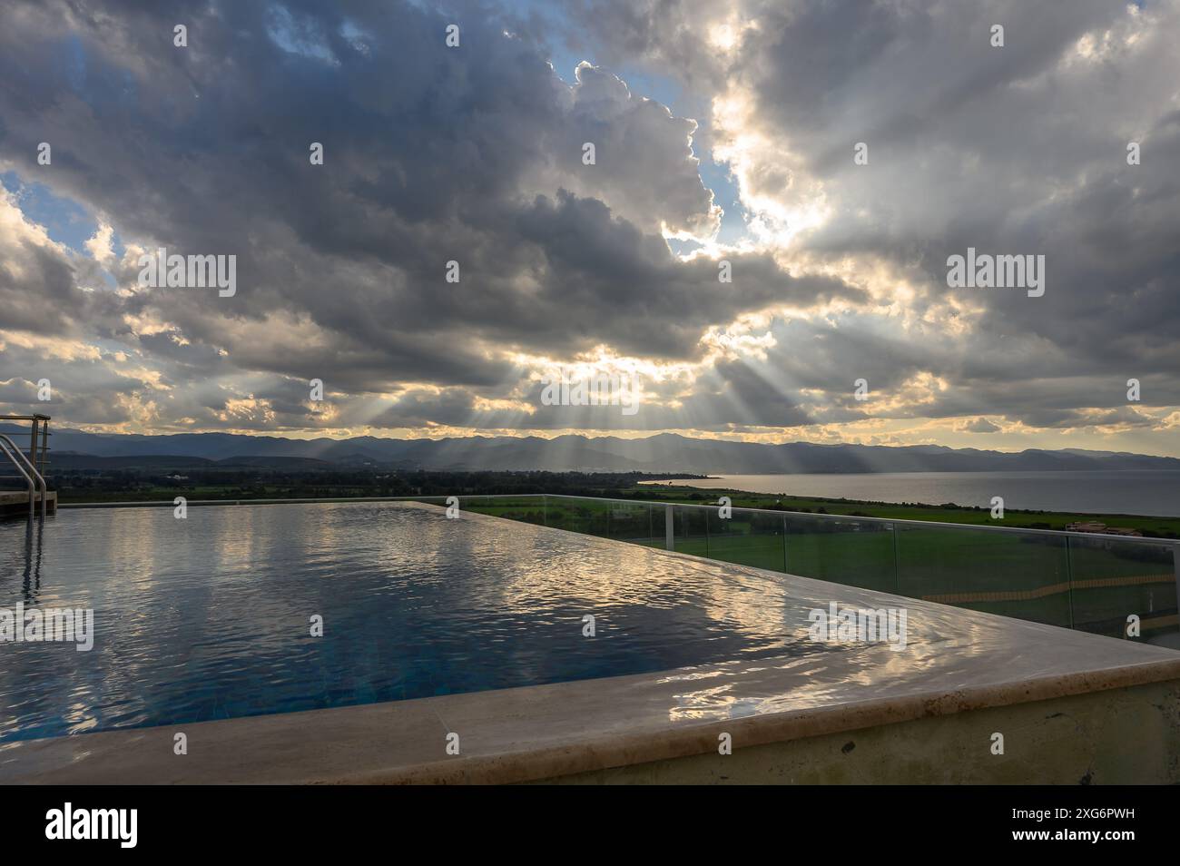 Timelapse sun rays over sea hi-res stock photography and images - Alamy