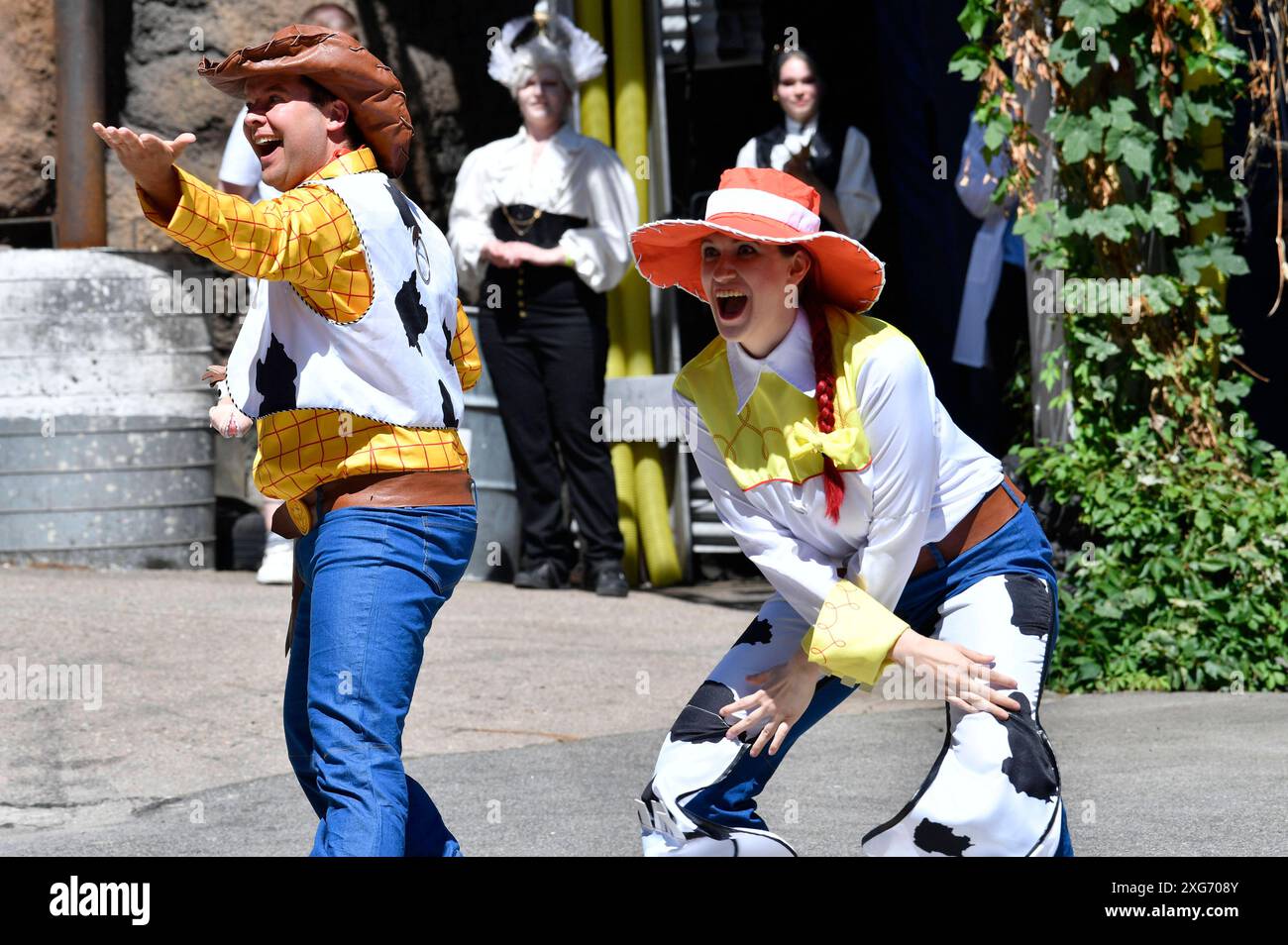 Toy Story Woody und Jessie Cosplayer auf der German Film Comic Con  Babelsberg im Filmpark Babelsberg. Potsdam, 06.07.2024 *** Toy Story Woody  and Jessie cosplayers at the German Film Comic Con Babelsberg