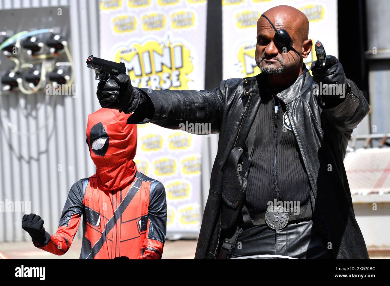 Deadpool und Nick Fury Cosplayer auf der German Film Comic Con Babelsberg  im Filmpark Babelsberg. Potsdam, 06.07.2024 Stock Photo - Alamy, image size:1300x954