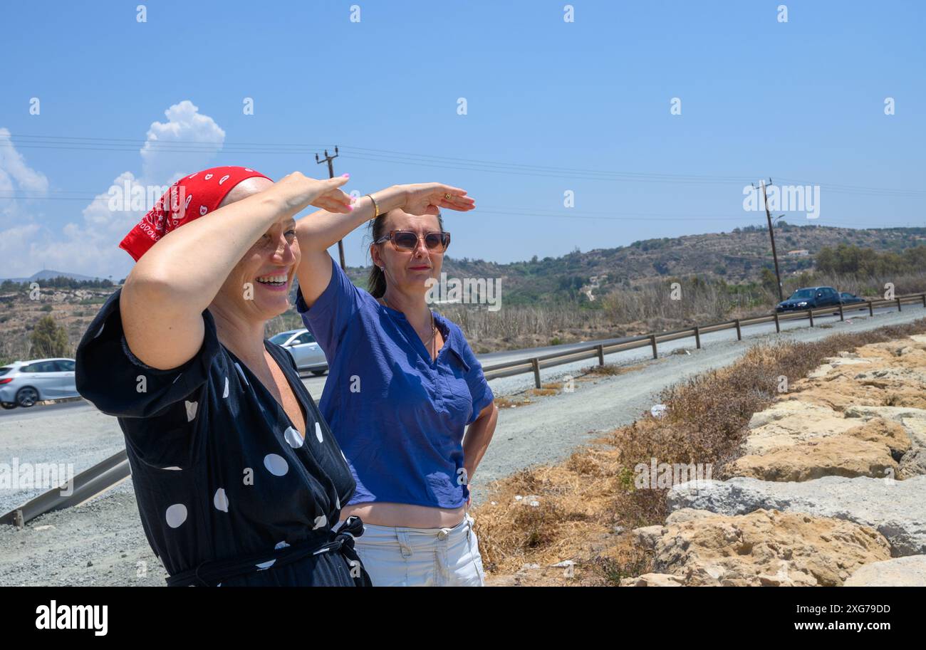 Five women stand hi-res stock photography and images - Alamy