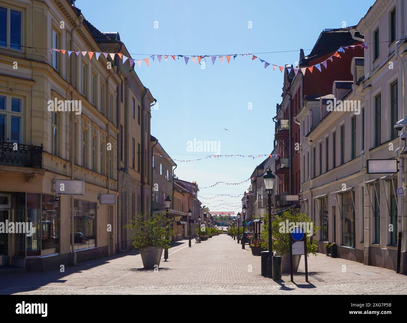 Empty street hi-res stock photography and images - Alamy
