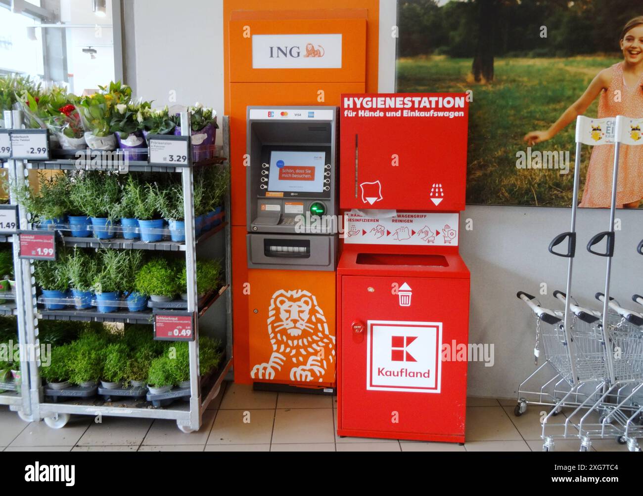Bild Discounter Hygienestation hi-res stock photography and images - Alamy