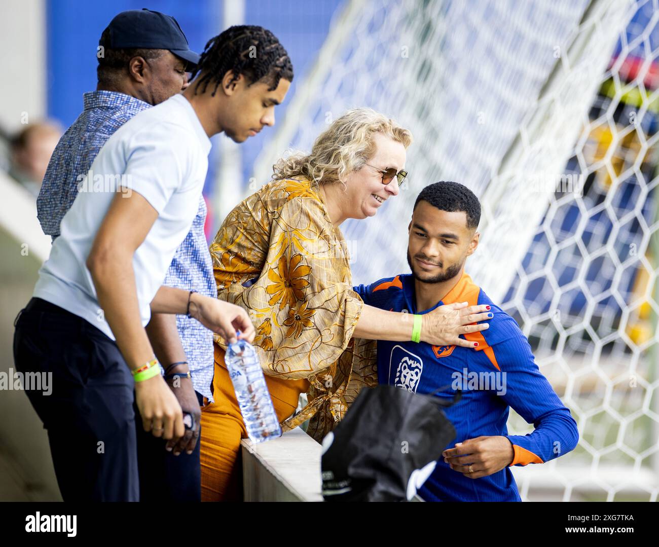 WOLFSBURG - Cody Gakpo with his parents during a training session of