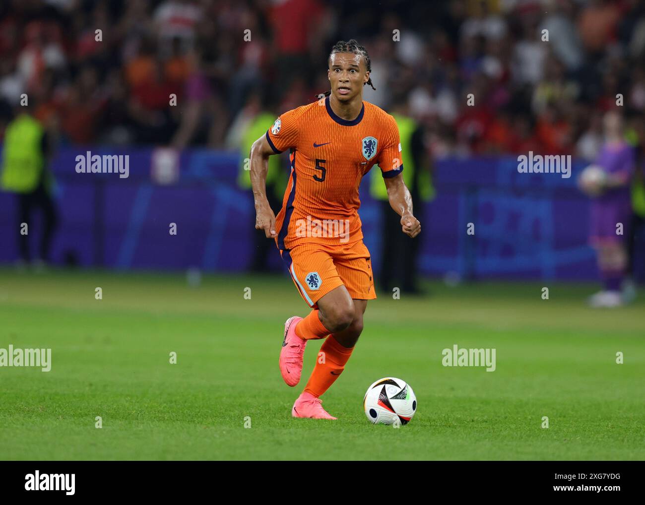 nathan-ake-netherlands-national-hi-res-stock-photography-and-images-alamy