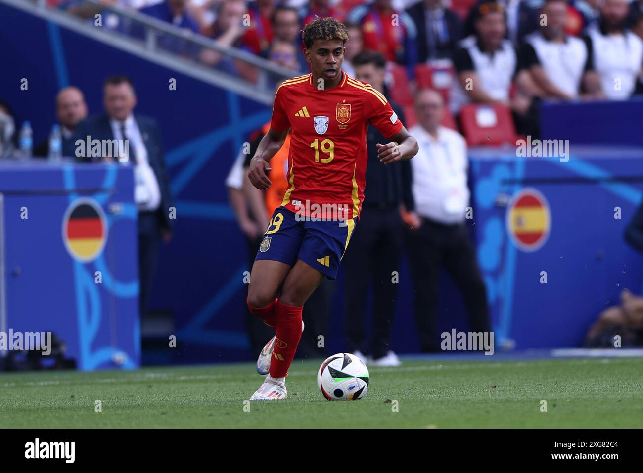 Lamine yamal in action hi res stock photography and images Alamy