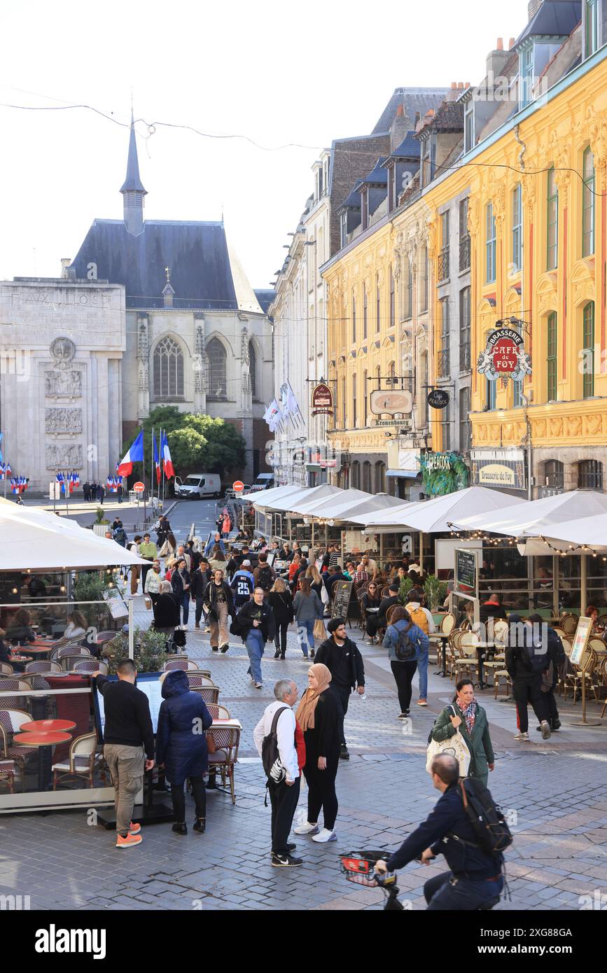 Cafe de Foy on Place Rihour off the Place du General De Gaulle, with the war memorial beyond, in Lille, northern France. Stock Photo