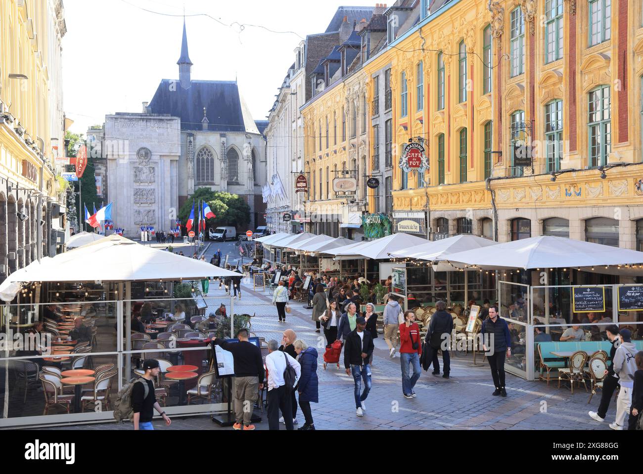 Cafe de Foy on Place Rihour off the Place du General De Gaulle, with the war memorial beyond, in Lille, northern France. Stock Photo