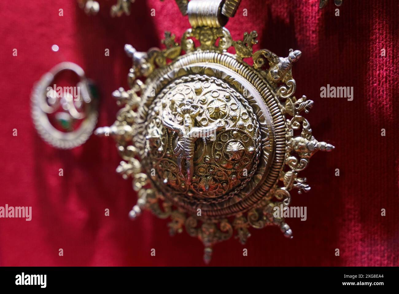 Red velvet backdrop hi-res stock photography and images - Alamy