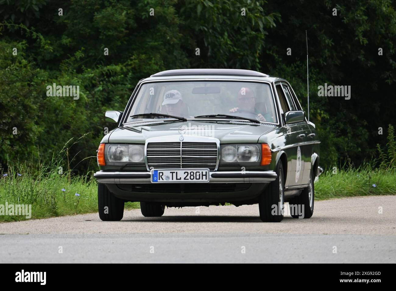 20. Regensburger Classic Rallye, Oldtimer-Rennen bzw Ausfahrt mit Start und Ziel in Regensburg, via Laaber, Beratzhausen, Lupburg, Steinmühle bei Parsberg, Hexenagger, Kapflberg, Sinzing, Stadtamhof. Foto: Startnummer 29, Mercedes Benz 280 E, Baureihe W123, Baujahr 1979 mit 185 PS *** 20 Regensburger Classic Rallye, classic car race or exit with start and finish in Regensburg, via Laaber, Beratzhausen, Lupburg, Steinmühle near Parsberg, Hexenagger, Kapflberg, Sinzing, Stadtamhof Photo start number 29, Mercedes Benz 280 E, model series W123, built in 1979 with 185 hp Stock Photo