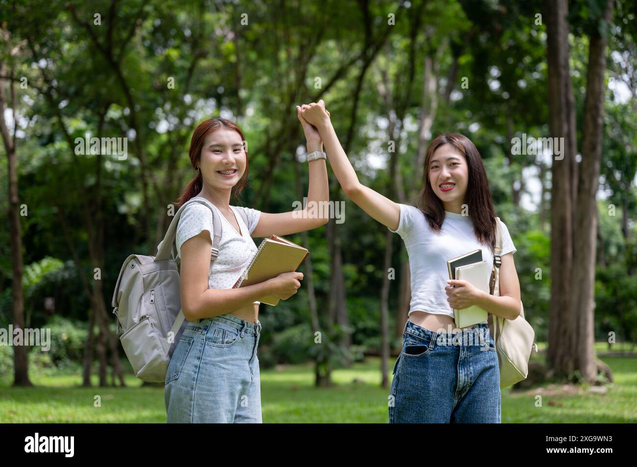 College students walking holding hands hi-res stock photography and ...