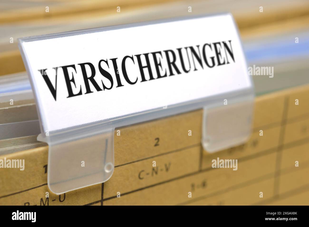 Dokumente von Versicherungen Ein Hängeregister für Dokumente und Verträge ist beschriftet mit: Versicherungen *** Insurance documents A hanging file f Stock Photo