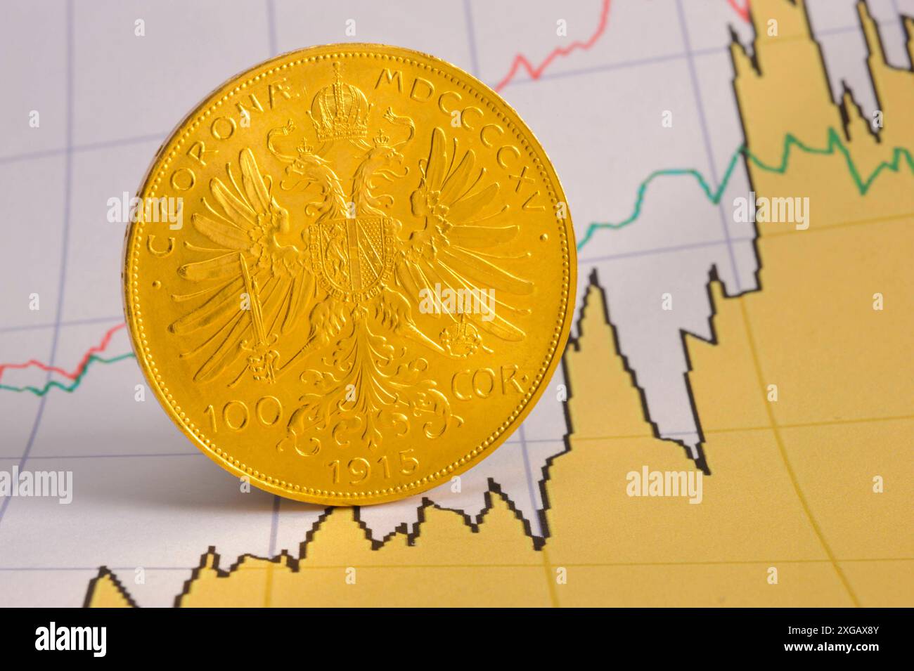 Gold und Wertanlage Auf dem Chart einer Börse liegt eine Goldmünze *** Gold and investment There is a gold coin on the chart of a stock exchange Stock Photo