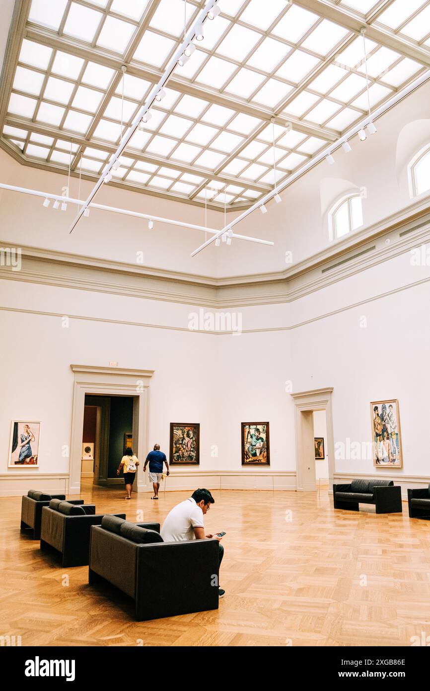 White art gallery walls hi-res stock photography and images - Alamy