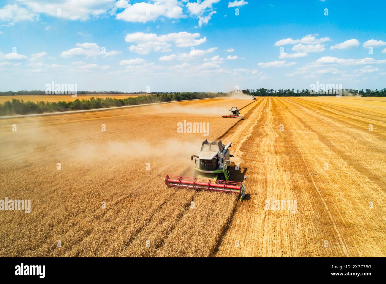 Aerial view combine tractor harvesting hi-res stock photography and ...