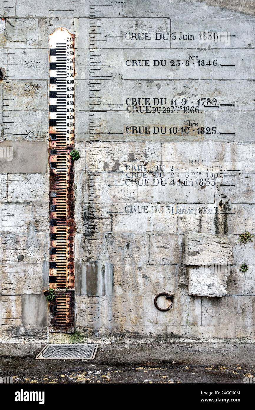 Levels of extreme flooding during the 18th and 19th centuries engraved into the stonework of the Pont Wilson - Tours, Indre-et-Loire (37), France. Stock Photo