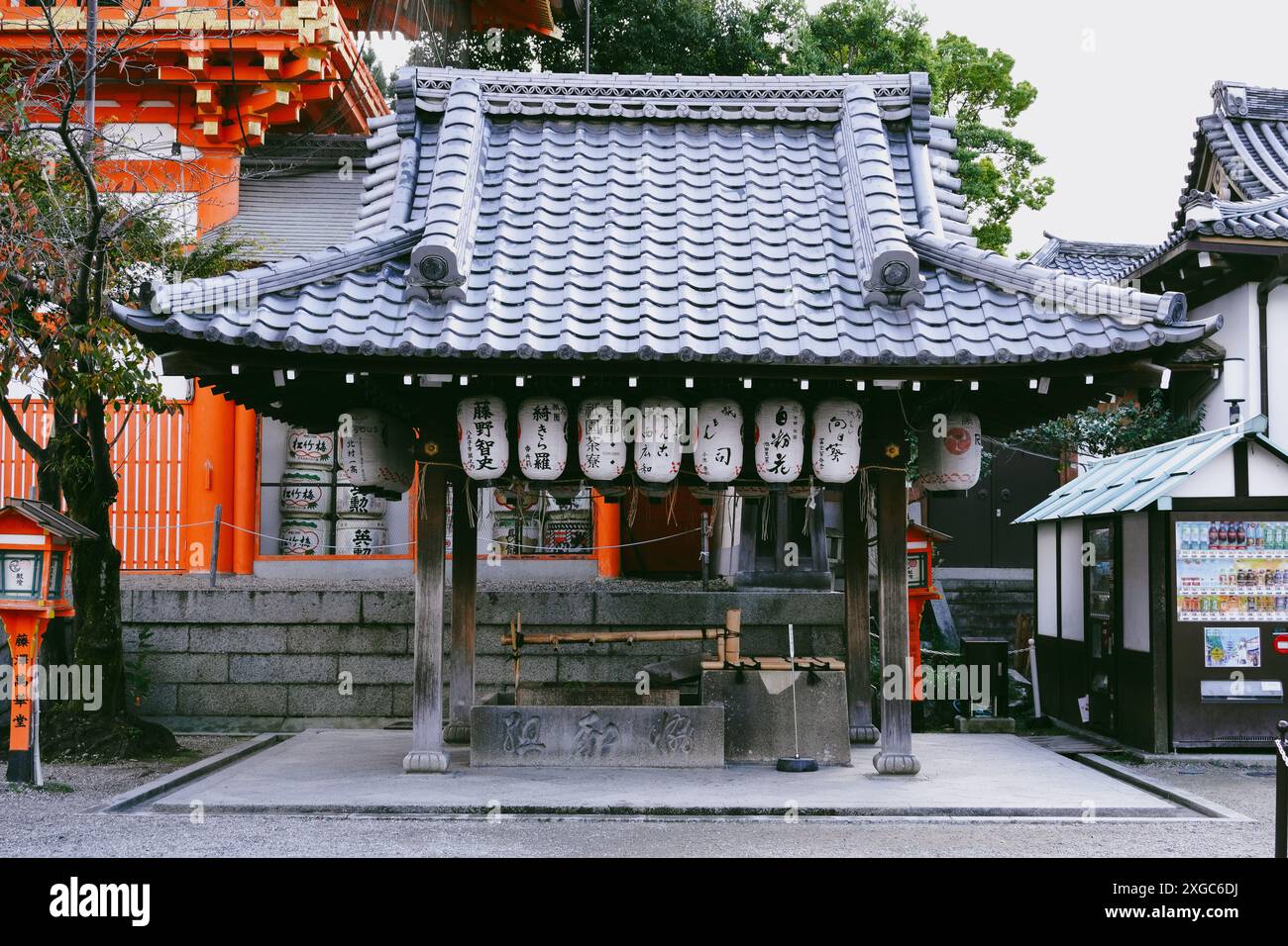 Japanese lantern shrine gate hi-res stock photography and images - Alamy