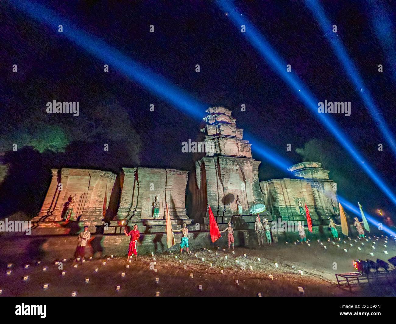 Apsara dancers performing in the Prasat Kravan Temple, dedicated to Vishnu in 921, during dinner, Angkor, Cambodia, Indochina, Southeast Asia, Asia Stock Photo