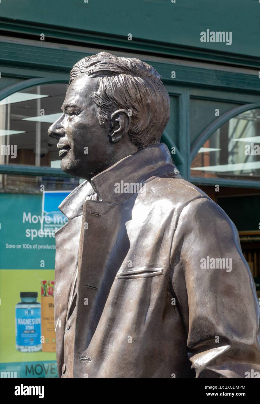 Brian Epstein statue Liverpool Stock Photo - Alamy