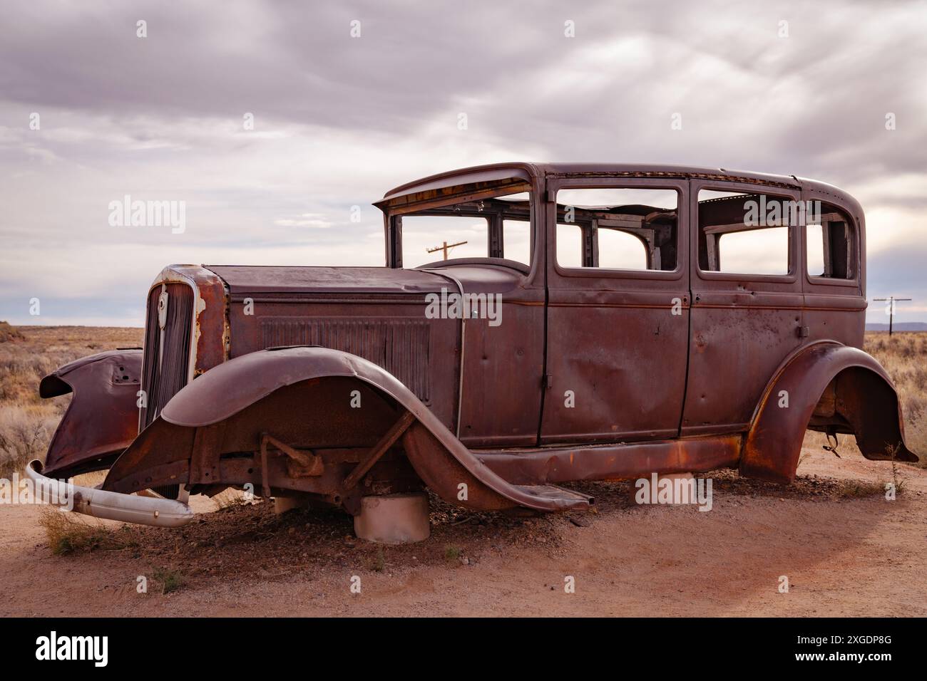 The old rusted Studebaker Landmark car that marks the start of the Painted Desert and its alignment with Route 66 in Arizona Stock Photo