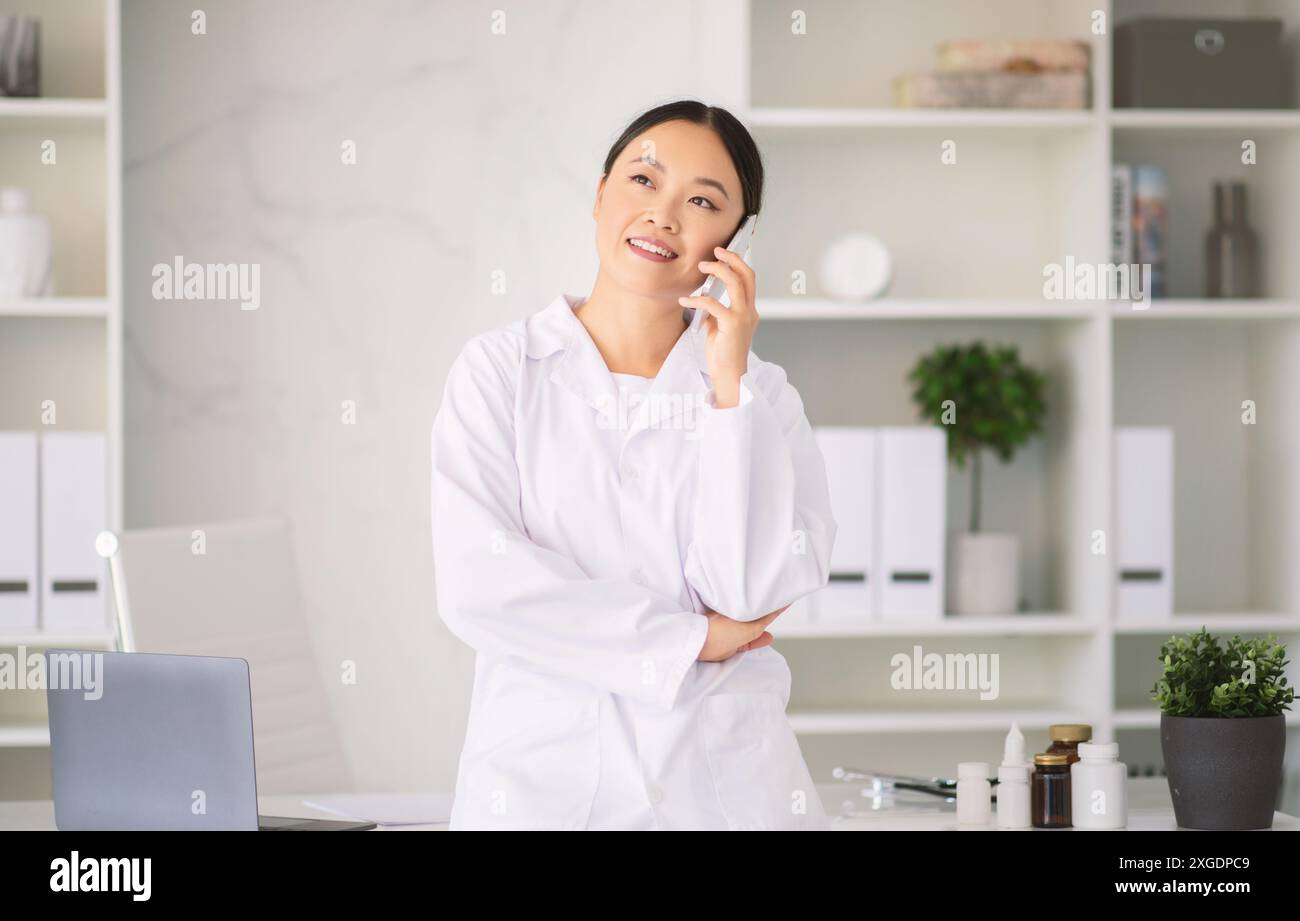 Asian female doctor talking patient hi-res stock photography and images ...