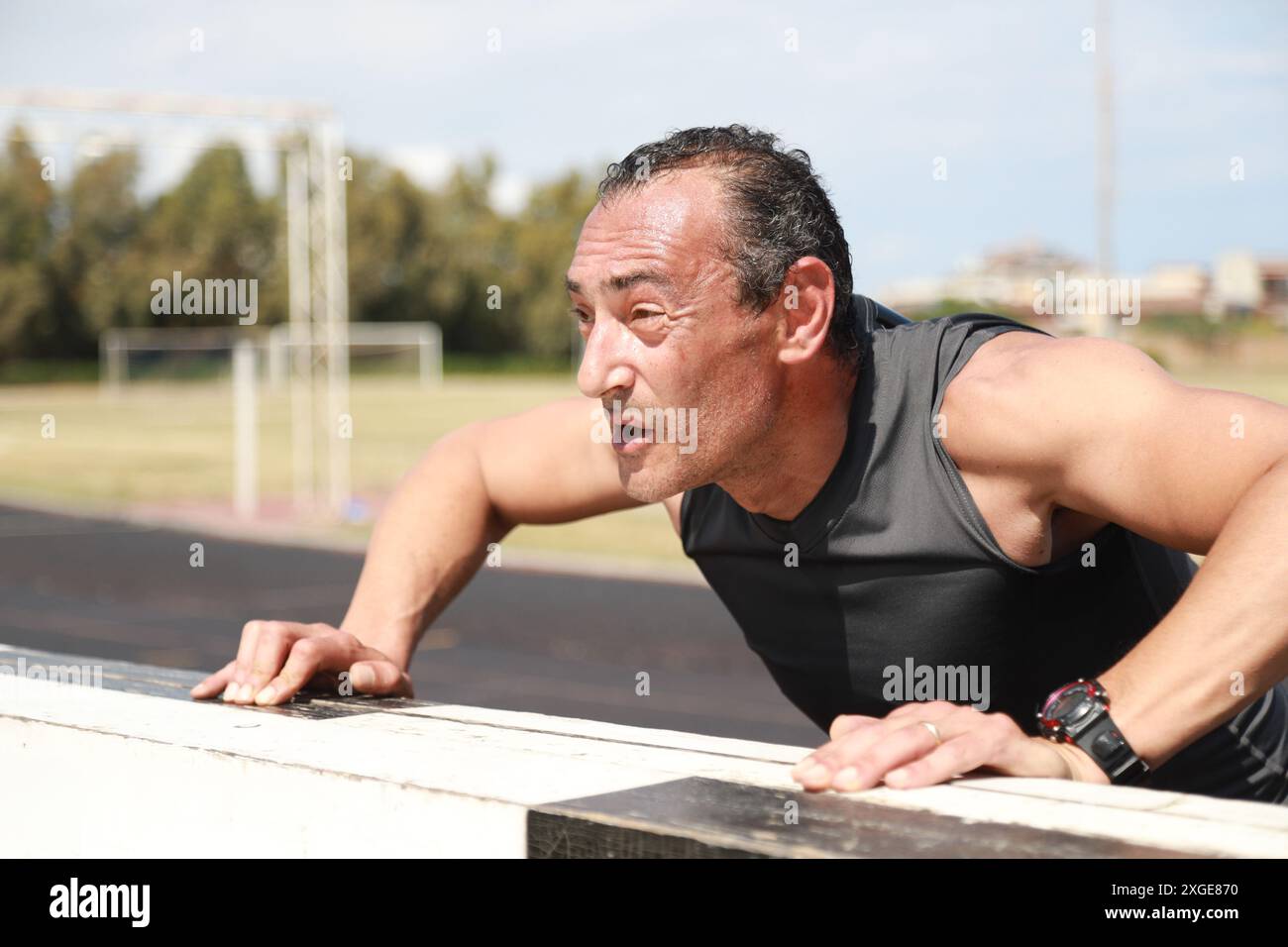 Upper body push ups man hi-res stock photography and images - Alamy